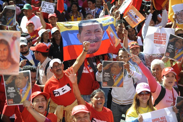 Chavistas reúnem-se em frente ao palácio de Miraflores, em Caracas, nesta quinta-feira (10) (Foto: AP)