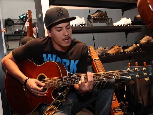 Arthur Aguiar toca em inauguração de loja no Rio (Foto: Claudio Andrade/ Foto Rio News)
