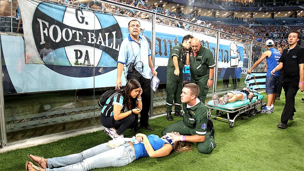 Torcida do Grêmio cai na comemoração do gol na Arena (Foto: AP)
