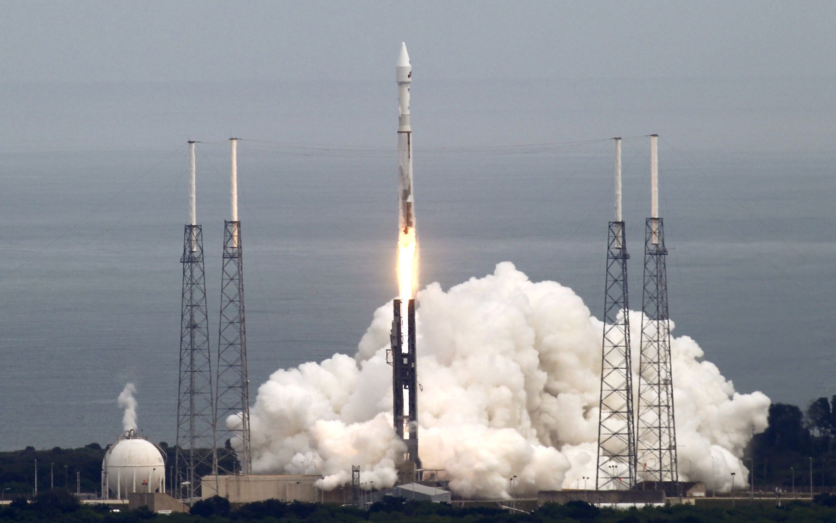 Sonda Maven, que fará missão em Marte, é lançada de Cabo Canaveral, na Flórida (Foto: Michael Berrigan/Reuters)