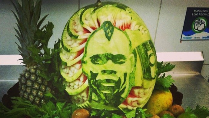 Rosto de Balotelli é esculpido em uma melancia (Foto: Reprodução/Instagram)