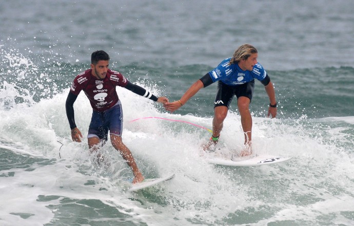 Filipinho sai do mar de mãos dadas com seu rival Ricardo Christe, um gesto bacana no surfe (Foto: André Durão)