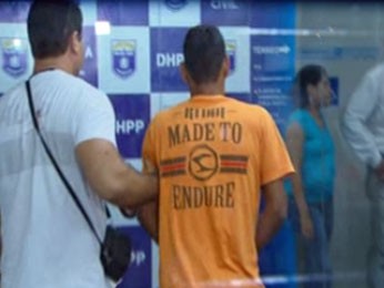 Suspeito foi autuado em flagrante por tráfico de drogas (Foto: Reprodução / TV Globo)