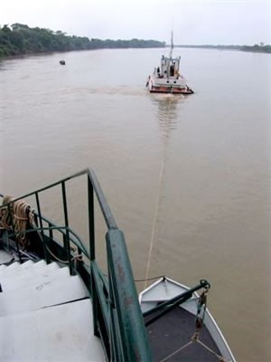 Barco de turismo encalhado é rebocado por conta do baixo nível do rio (Foto: Cléris Tubino/Secretaria de Turismo de Cáceres)