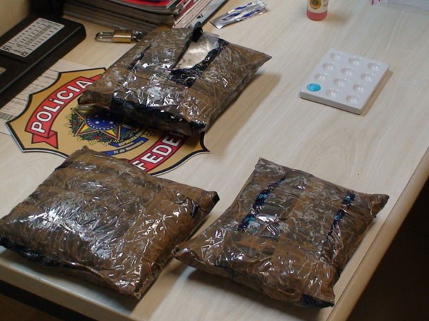 Foram encontrados nove pacotes com cocaína escondidos no fundo falso de uma mala no RN (Foto: Divulgação/Polícia Federal)