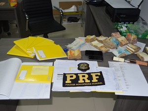 Quadrilha com escritório em Lauro de Freitas distribuía cigarros para cinco estados (Foto: Divulgação/ PRF Bahia) Quadrilha com escritório em Lauro de Freitas distribuía cigarros para cinco estados (Foto: Divulgação/ PRF Bahia)