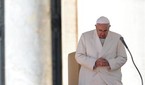 Papa pede que fiéis não encarem miséria e violência como normalidade