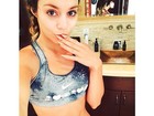 Vanessa Hudgens mostra barriga sequinha em 'selfie'