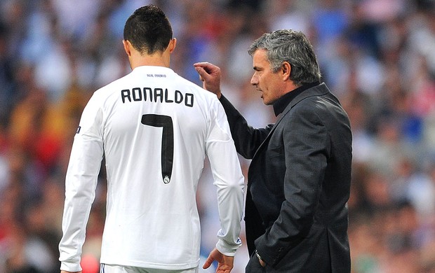 Mourinho passa dicas para Cristiano Ronaldo durante a pausa na partida (Foto: Getty Images)