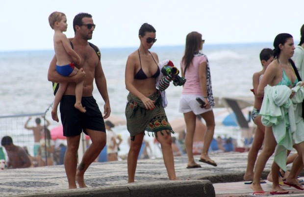Carlos Bonow se diverte com o filho na praia (Foto: J. Humberto / AgNews)