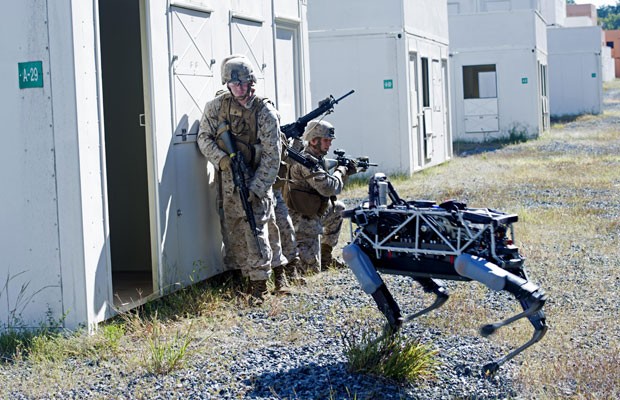 Spot, robô quadrúpede do Google, é usado em treinamento de fuzileiros navais dos EUA. (Foto: Divulgação/Corpo de Fuzileiros Navais dos EUA)