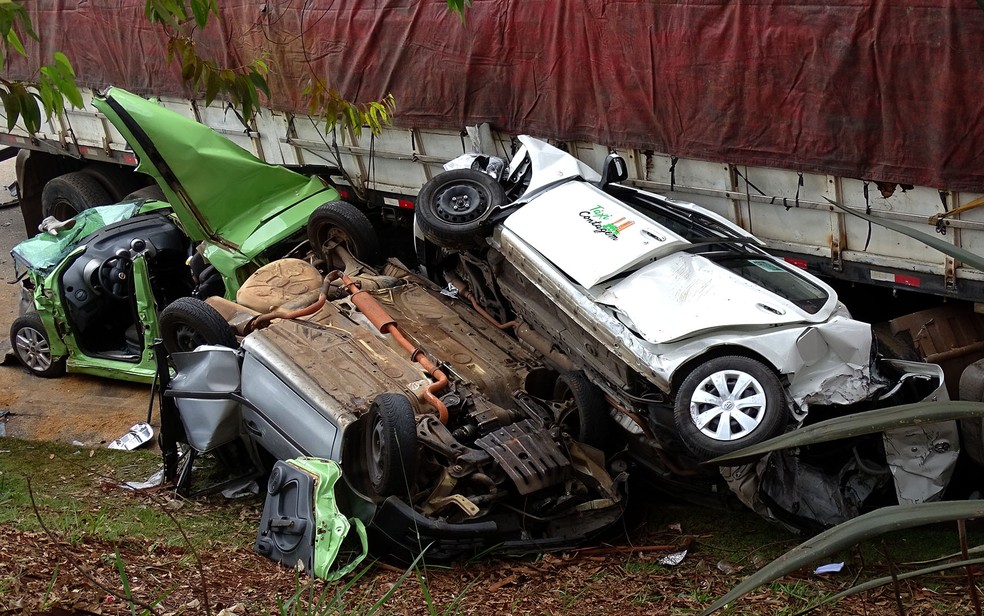 Carros ficaram destruídos em acidente na BR-356, em Belo Horizonte (Foto: Humberto Trajano/ G1)