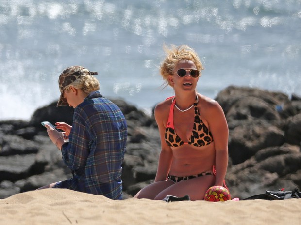 Britney Spears com a irmã Jamie Lynn em praia no Havaí (Foto: Grosby Group/ Agência)