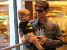 Jonatas Faro passeia com o filho Guy vestido de Batman