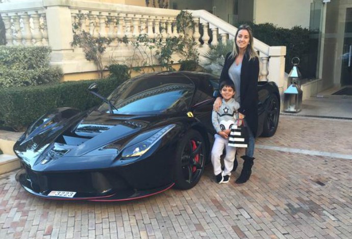 Felipe Massa posta foto da esposa Raffaela Massa e do filho Felipinho ao lado de uma Ferrari (Foto: Reprodução/Twitter)