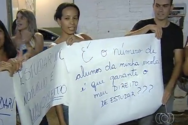 Alunos protestam contra fechamento de escola no período noturno, em Goiânia (Foto: Reprodução/TV Anhanguera)