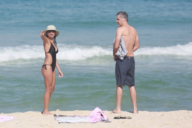 Anna Lima encontra namorado na praia (Foto: Dilson Silva / Agnews)