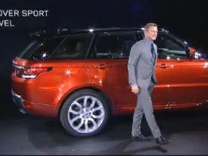 Daniel Craig mostra o Range Rover Sport (Foto: Divulgação)