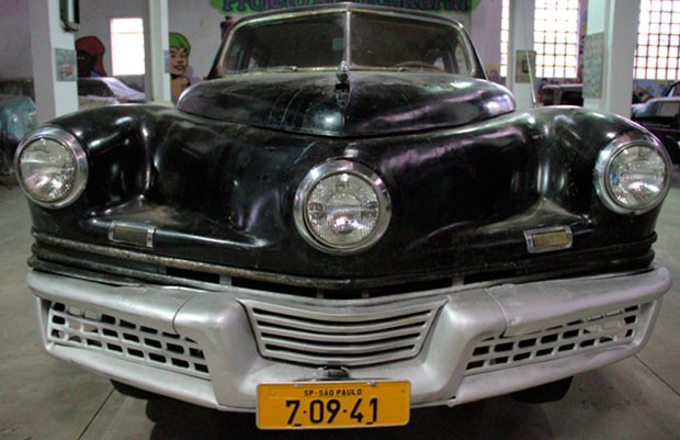 Cobertos em galpão, automotivos clássicos não tem data para restauro (Foto: Carlos Santos/G1)