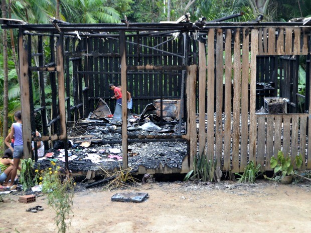 Mulher conta que estava na casa da vizinha quando viu o fogo tomando conta da sua residência  (Foto: Vanísia Nery/ G1)