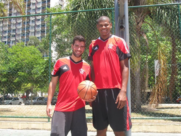 Entrosados dentro e fora de quadra, Gegê (à esq.) e Cristiano Felício querem manter o Flamengo na liderança diante do Basquete Cearense (Foto: Marcello Pires)