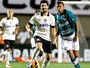 Sem goleiro, Pato chuta para fora e disputa gol mais perdido