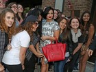Fofa! Demi Lovato tira foto com fãs após deixar hotel em Nova York