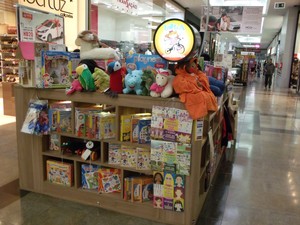 Jogos de montar, carrinhos de madeira e até brinquedos criados há muito tempo ajudam no crescimento saudável das crianças (Foto: Junia do Amaral Martino/Divulgação) Jogos de montar, carrinhos de madeira e até brinquedos criados há muito tempo ajudam no crescimento saudável das crianças (Foto: Junia do Amaral Martino/Divulgação)
