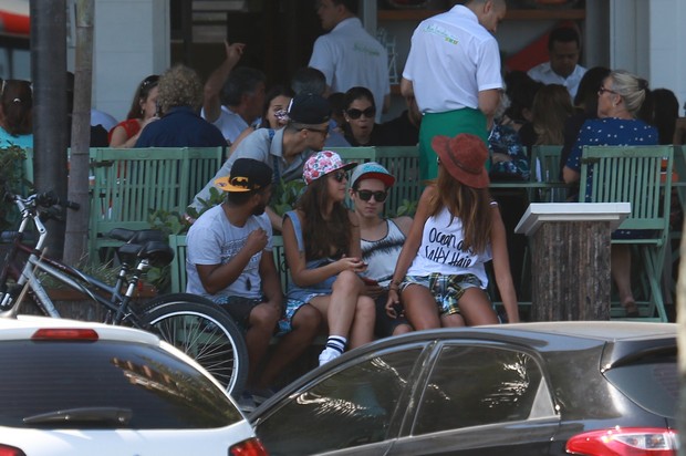 Bruna Marquezine anda de skate com amigos (Foto: Wallace Barbosa/AgNews)
