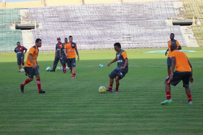 Treino do CRB no estádio Albertão, em Teresina (Foto: Wenner Tito ) Treino do CRB no estádio Albertão, em Teresina (Foto: Wenner Tito )
