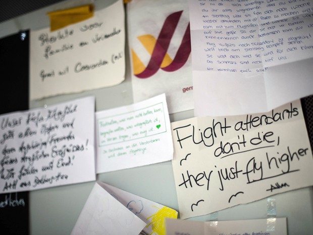 Mensagens em homenagem às vítimas do acidente da Germanwings são vistas em um mural no aeroporto de Dusseldorf, na terça (9) (Foto: AFP Photo/DPA/Maja Hitij)