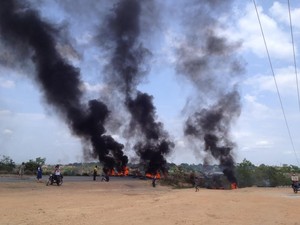 Pneus foram colocados na extensão da rodovia e queimados (Foto: Juliana Barros/G1)