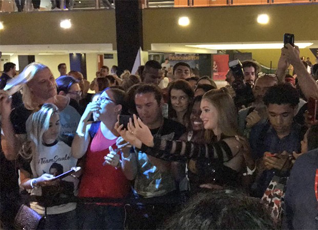 Marina Ruy Barbosa causa tumulto no Rio (Foto: Ed. Globo) Marina Ruy Barbosa causa tumulto no Rio (Foto: Ed. Globo)