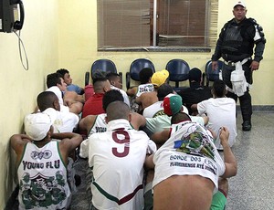 Torcedores do Fluminense presos (Foto: Domingos Peixoto / Agência o Globo)