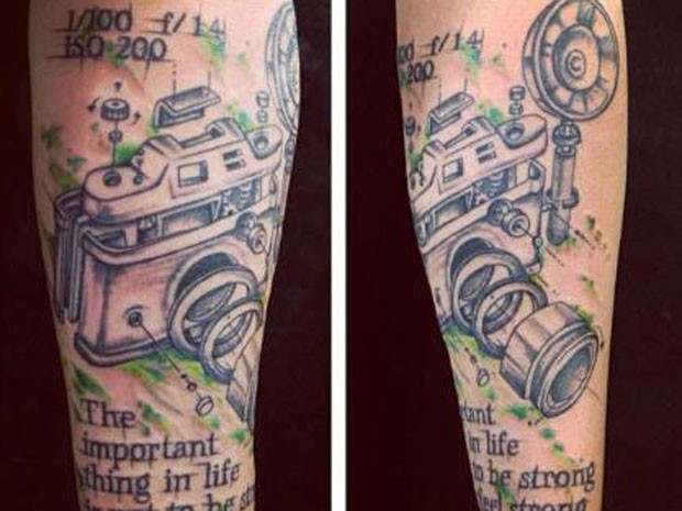 fotógrafo tatuou uma máquina fotográfica (Foto: Gabriela Droguett / Arquivo Pessoal)