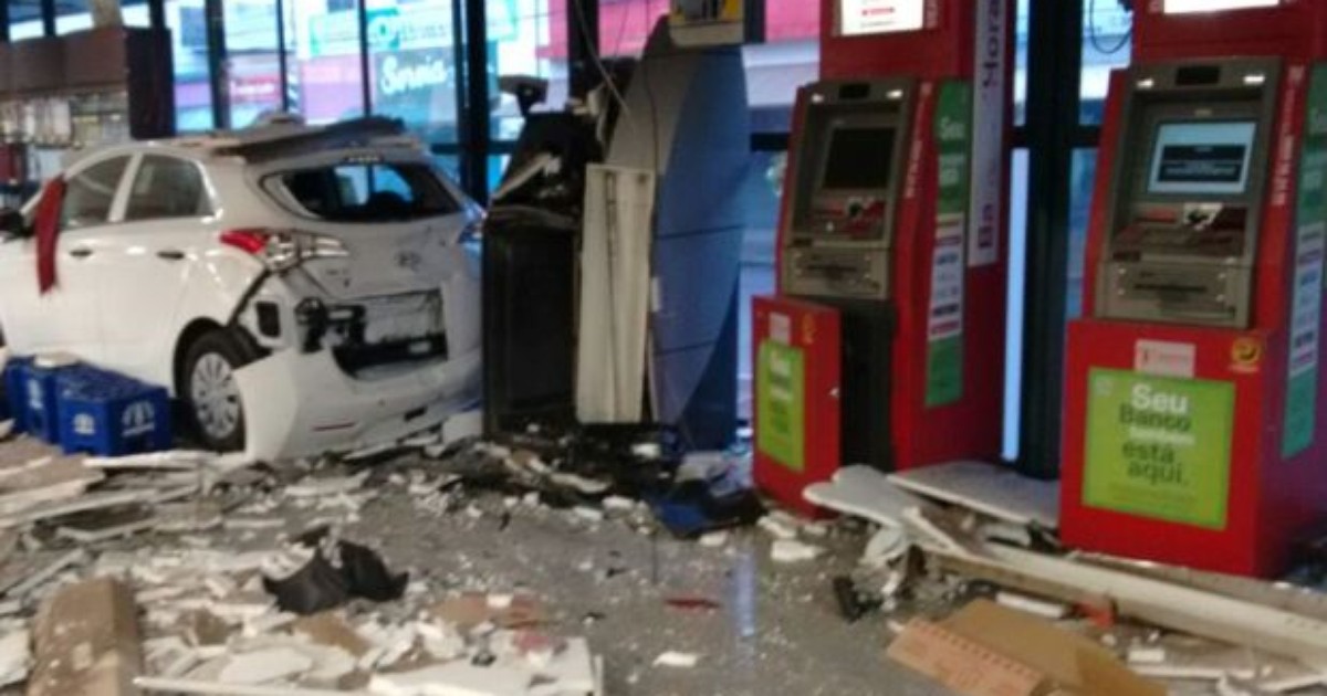 G1 Ladrões explodem caixa automático de supermercado em Bauru