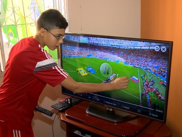 Daniel mostra como carregou a bandeira (Foto: Reprodução/TV Gazeta)