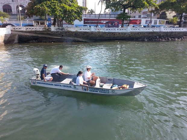 Pesquisadores sairam para recolher amostras de água e sedimentos no canal do Estuário, em Santos (Foto: Divulgação/Unisanta)