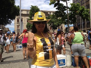 Foliã usou blusa personalizada e fez um bracelete com balas de caramelo (Foto: Renata Soares/G1)