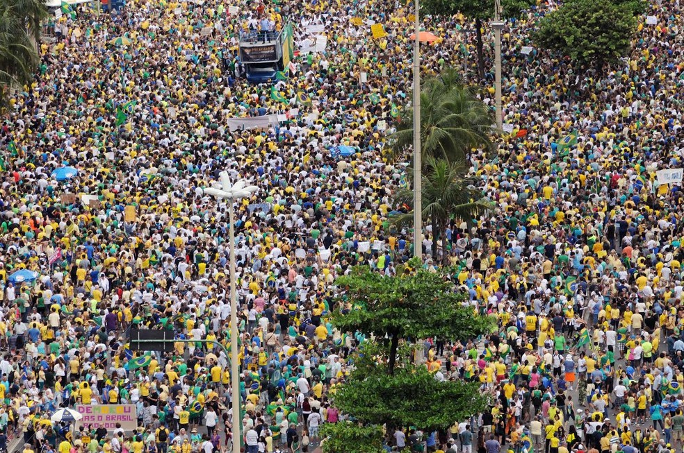 Multidão tona conta da Avenida Atlântica, na altura do posto 5 (Foto: Alexandre Durão)