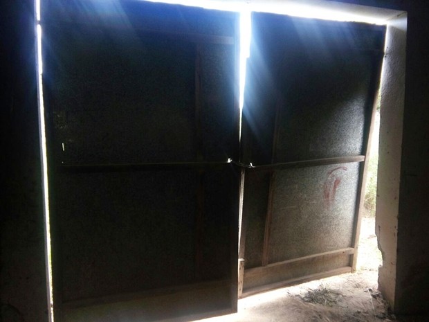 Adolescente entrou em prédio abandonado por brecha no portão (Foto: Volney Andrade/TV Cabo Branco)
