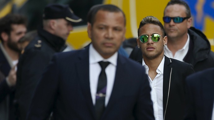 Neymar pai e Neymar audiência em madri (Foto: Reuters)