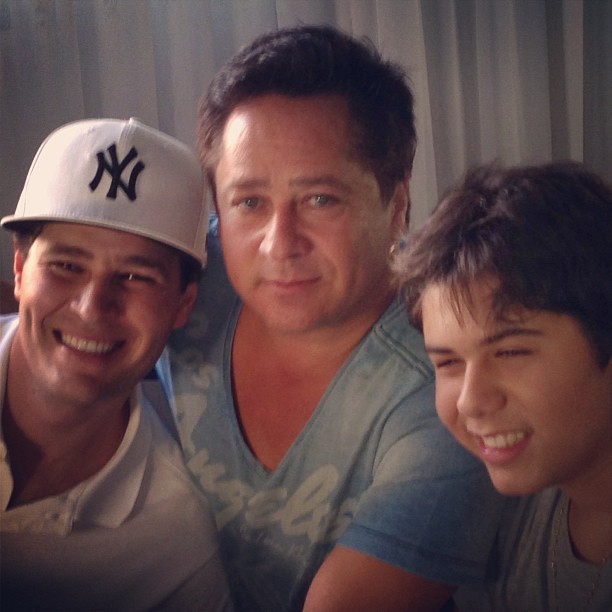 Pedro Leonardo com o pai e o irmão (Foto: Reprodução/ Instagram)