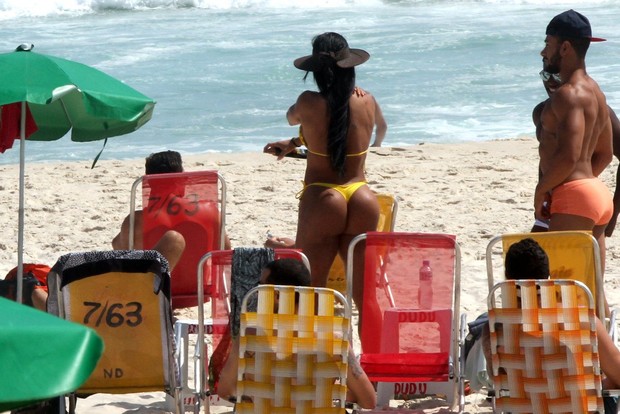 Gracyanne Barbosa na praia (Foto: Marcos Ferreira / FotoRioNews)