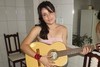 Mãe de outra brasileira que leiloa a virgindade chama filha de prostituta (Reprodução)