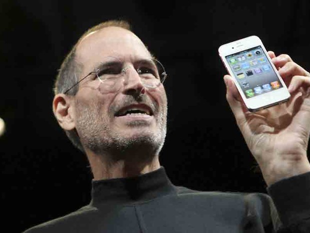 Steve Jobs apresenta o iPhone 4, em junho de 2012 (Foto: Robert Galbraith/Reuters)