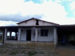 Uma das casas atingidas fica na zona rural de Taboleiro Grande (Foto: Luiz carlos Magalhães/G1)