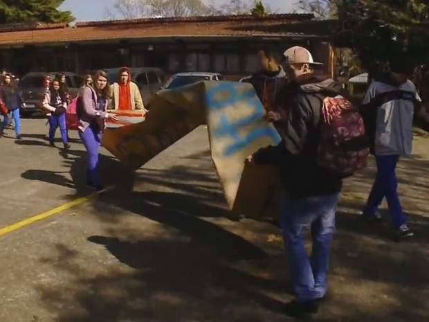 Alunos ocupam escola em Caxias do Sul (Foto: Reprodu&ccedil;&atilde;o/RBS TV)