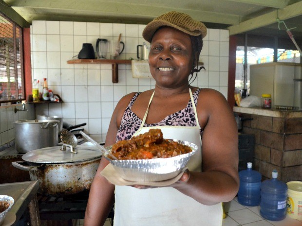 Rosana cozinha pratos típicos do Haiti para imigrantes em abrigo no Acre (Foto: Aline Nascimento/G1)