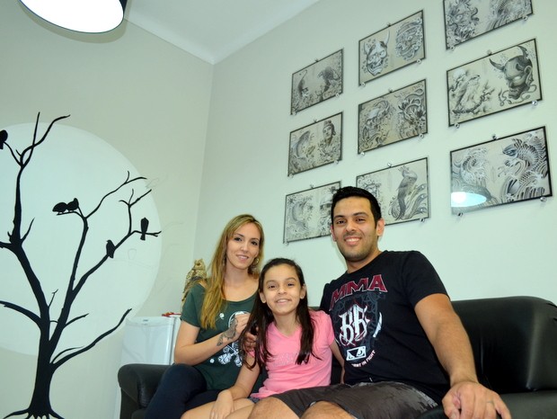 Torneiro a esposa e a filha em estúdio de tatuagem em Piracicaba (Foto: Fernanda Zanetti/G1)